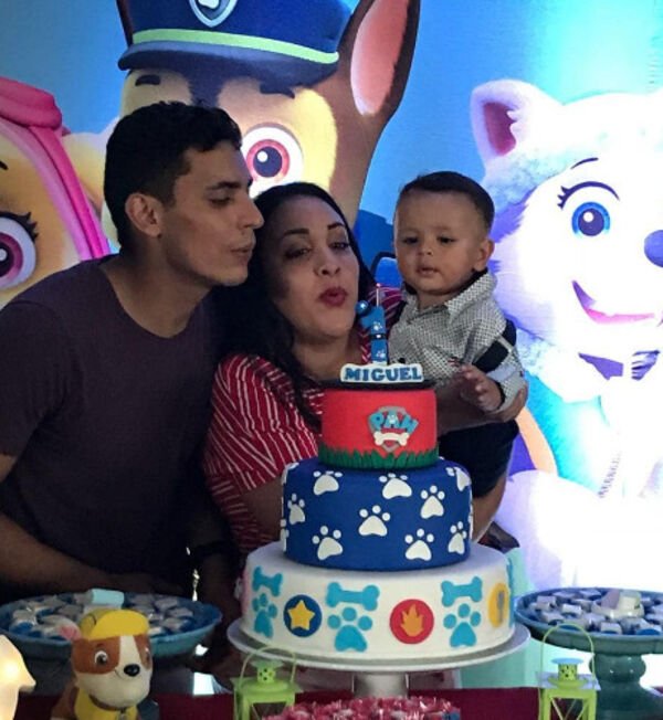 Estéfane na festa de 1 ano do filho Miguel, com bolo da Patrulha Canina
