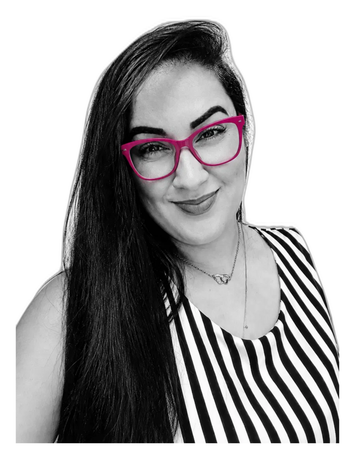 Estéfane Veiga, de óculos pink