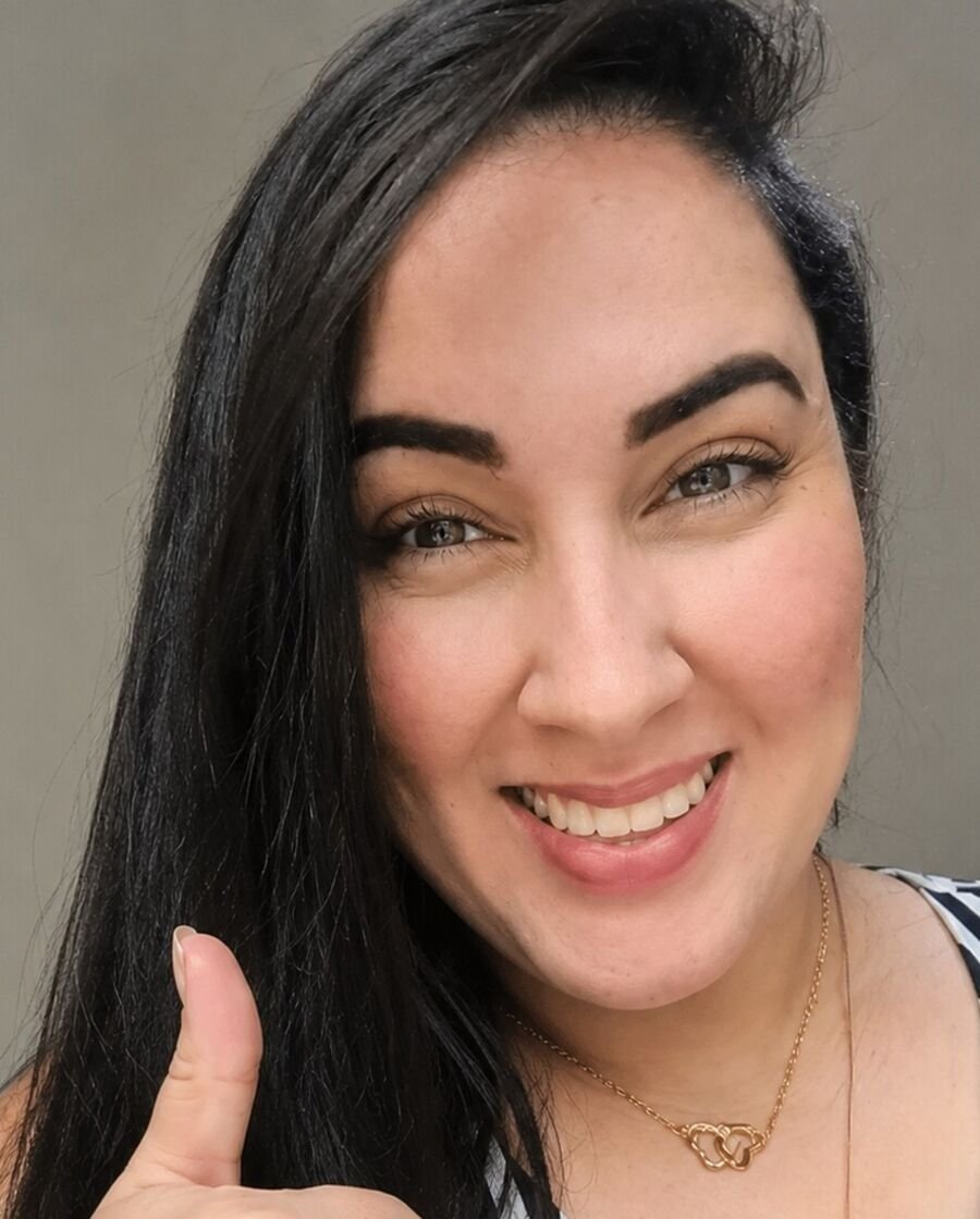 Estéfane Veiga sorrindo
